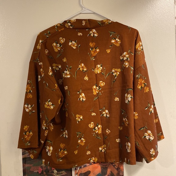 ✨🌼🍂NWT Stunning Brown Floral blouse! 🍂🌼✨ - Picture 3 of 3